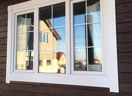 окно ПВХ в частном доме с декоративной раскладкой 18мм