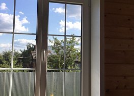 остекление частного дома окнами ПВХ с декоративной раскладкой и отделкой откосов и с термостойкими подоконниками